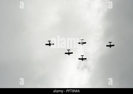 Mitglieder der Westküste Ravens eine Überführung während des Memorial Day Programm am Willamette National Cemetery in Portland, Oregon, 28. Mai 2018 statt. (National Guard Stockfoto