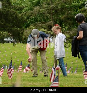 Mitglieder der Gemeinschaft anhalten, um ihren Respekt zu zu vielen der Grabstätte von begraben Veteranen nach dem Memorial Day Programm am Willamette National Cemetery, Portland, Oregon, 28. Mai 2018 statt. (National Guard Stockfoto
