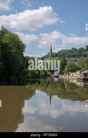 Die Kennet und Avon Kanal wie es läuft durch die Stadt Bath in Somerset, England Stockfoto