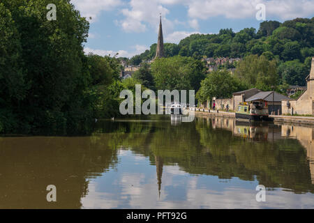 Die Kennet und Avon Kanal wie es läuft durch die Stadt Bath in Somerset, England Stockfoto