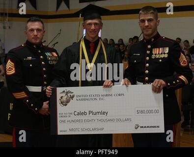 IRON MOUNTAIN - gunnery Sgt. Peter Vargo und Staff Sgt. Eric Fritz, Recruiting Unterstation Green Bay Personalvermittler, präsentiert Kaleb Plumley mit dem Naval Reserve Officer Training Corps Marine Stipendium an der Staffelung von Iron Mountain High School. NROTC Züge zukünftige Führungskräfte in der Navy und Marine Corps während sie die Schule besuchen. Plumley plant eine Marine Corps Offizier zu werden nach seinem Abschluss von der Universität von Michigan. Stockfoto