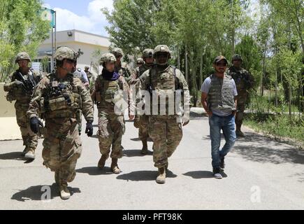 GARDEZ, Afghanistan (29 Mai 2018) - medizinische Berater der Task Force Südosteuropa eine entschlossene Unterstützung Mission Hospital Bewertung Team der afghanischen nationalen Armee Paktia Regionale Medizinische Klinik an der 203rd Corps "Forward Operating Base Donner, 29. Mai 2018 begleitet. Das bewertungsteam Met mit Krankenhaus Führung und tourten durch die Anlage. Als Experten im Krankenhaus Operationen, ihre Aufgabe ist es, afghanische medizinische Einrichtungen in Afghanistan zu bewerten und Empfehlungen zur Ausstattung und Pflege für afghanische Soldaten, Polizisten zu verbessern, und die Bürger. Stockfoto