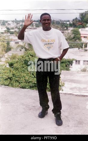 Warrant Officer Roberto Pauleus in seiner Heimat Haiti. Pauleus wuchs in Gonaives, Haiti und nach der Ausbildung und arbeitet als Buchhalter in seiner Heimatstadt, beschloss er, in die Vereinigten Staaten auswandern zu verfolgen, den amerikanischen Traum. Er verband die Connecticut Army National Guard im Jahr 2003 und war ein Warrant Officer im Jahr 2017 ernannt. Er ist derzeit im Besitz Buch Offizier der 143 regionalen Support Group in Middletown, Anschl. zugewiesen Stockfoto