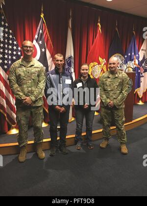 Nate und Irene Miller, Mann und Frau, posieren mit personalvermittlern Sgt. 1. klasse James Youngdahl (links) und Sgt. Noah Siegner nach zusammen, in das Ohio Army National Guard Mai 25, 2018, an der militärischen Eingang Bearbeitungsplatz in Cleveland. Die Paare, für vier Jahre verbunden, gemeinsam in das Ohio Army National Guard und sollen auf die Grundausbildung im Oktober zu gehen, und wird der 1484Th Transportation Company, based in North Canton, Ohio zugewiesen werden. Stockfoto