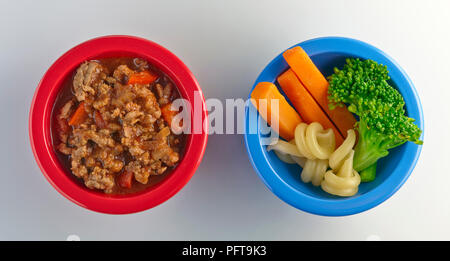 Schale, Ragu, und Schüssel von Gemüse und Pasta, Babynahrung Stockfoto