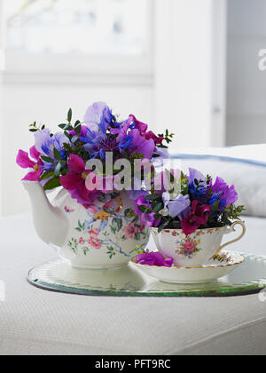 Blumen in floralen Vintage Tee Set, Clematis, Sweet Pea, centaurea angeordnet, Eukalyptus parvifolia Stockfoto