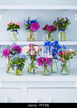 Gemischte Blumen in Töpfen, Rittersporn, astrantia, sweet William, Spray Rose, Veronica, Dahlie, Forget-me-not Stockfoto