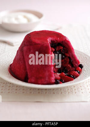 Sommer Pudding, gemacht mit gemischten Sommer Beeren, Himbeeren, Erdbeeren, Johannisbeeren und schwarze Johannisbeeren Stockfoto