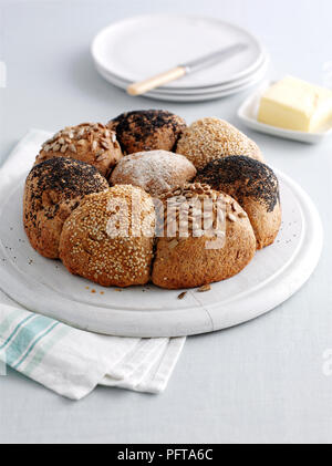 Drei-Samen Krone Laib gemacht mit Sesam, Mohn, Sonnenblumenkerne Stockfoto