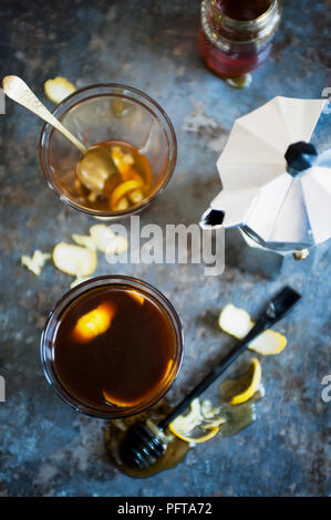 Madha Alay, eine Mischung aus Ingwer, Honig, Zitrone, und Kaffee von einem Herd Kaffeemaschine Stockfoto