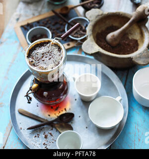 Caffe Touba eine Enklave, Fach mit Kanne und 3 Tassen Kaffee gewürzt Stockfoto