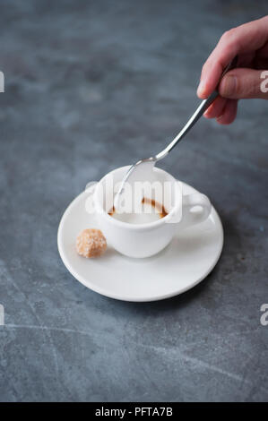 Löffelt Schaum auf Espresso Schuß Stockfoto