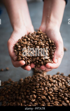 Zwei Hände voll von Kaffeebohnen Stockfoto