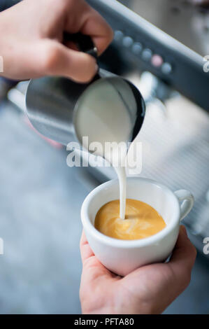 Gießen Herz latte Art Stockfoto