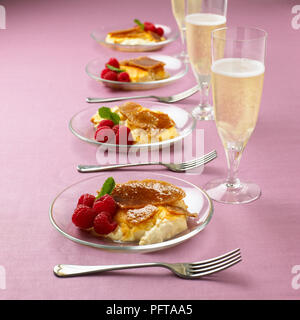 Crème Brûlée mit frischen Himbeeren, Gläser Champagner Stockfoto