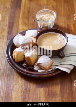 Pumpkin Pie spice Beignets mit Tasse Café au Lait, New Orleans Stockfoto