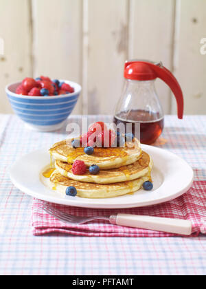 Buttermilch-pfannkuchen mit Sommer Beeren Stockfoto