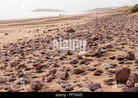 Menschen auf Rhossili Strand an einem windigen Tag auf der South Wales Küste Stockfoto