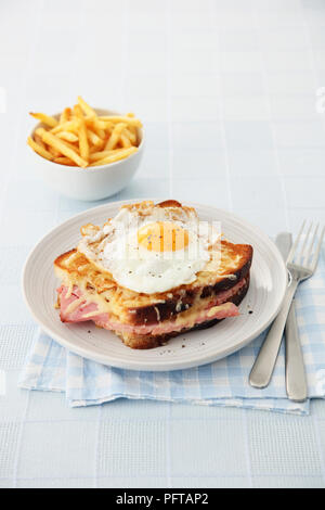 Croque Madame serviert mit Pommes frites Stockfoto