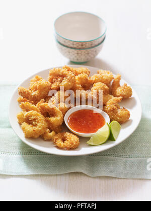 Würziger Kokosnuss Garnelen mit Chili dip und Limetten Stockfoto