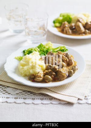 Schweinefleisch Gulasch mit Pilzsauce, Kohl und Kartoffelpüree Stockfoto