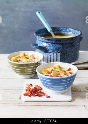 Split Erbsensuppe mit Speck und Croutons Stockfoto