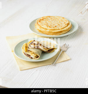 Crepes gefüllt mit Bananen und Schokolade Stockfoto