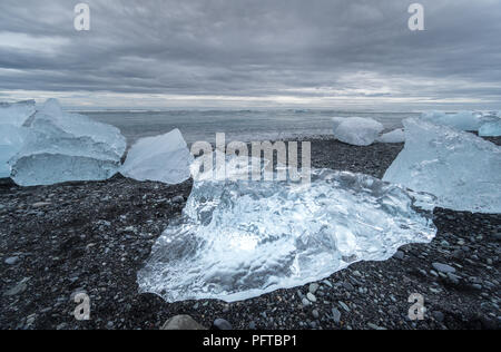 Eisberge gewaschen auf eine schwarze Sandstrand Am Gletschersee Jökulsárlón Gletscher in Island am Strand wie Diamant Beach bekannt. Stockfoto