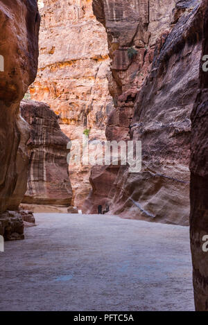 Der Siq, alte Canyon in der Weise an das Schatzamt in Petra, Jordanien Stockfoto