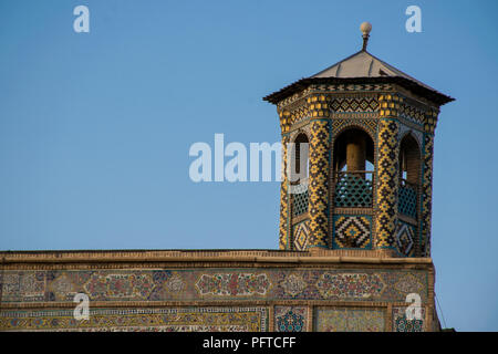 Die historische Vakil-Moschee in Shiraz, Iran, gehört den schiitischen Muslimen, die dort beten und hat eine iranisch-islamische Architektur Stockfoto