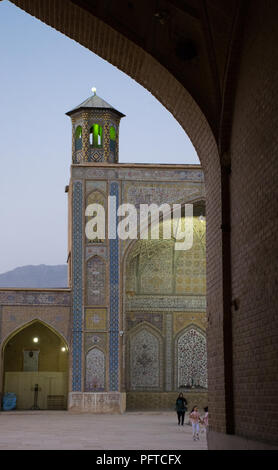 Die historische Vakil-Moschee in Shiraz, Iran, gehört den schiitischen Muslimen, die dort beten und hat eine iranisch-islamische Architektur Stockfoto