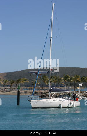 Yacht, Carinya, Eingabe von Hamilton Island Marina in Vorbereitung auf Hamilton Island Race Week, 2018 mit Dent Insel im Hintergrund. Stockfoto