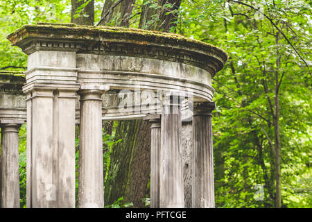 Alte Memorial crypt auf einem Friedhof in Europa. Stockfoto