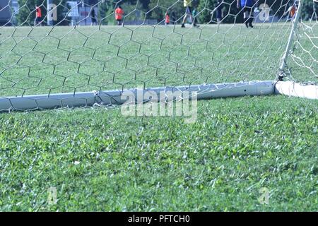 Australien - 20. Mai 2018: Hochformat Nahaufnahme des Fußball-Ziel und net auf Gras mit Spielern läuft im Hintergrund. Stockfoto