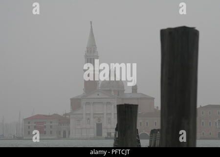 Blick über den Canal Grande nach San Giorgio Maggiore, Venice, Italien im frühen Morgennebel. Stockfoto