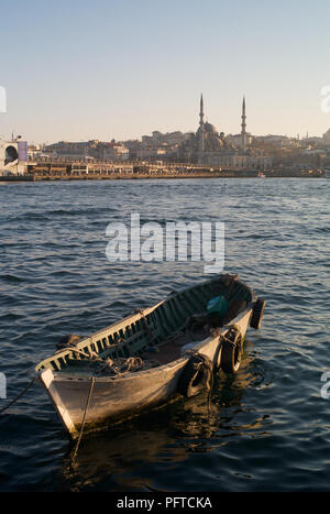 ISTANBUL, Türkei - 3. Januar 2012: Das Goldene Horn, Galata Brücke und Yeni Moschee Stockfoto