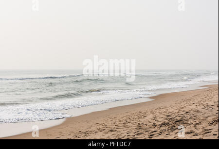 Schäumende Wasser in ruhiger Strand-Schaumigen Wasser am Morgen Zeit an einem tropischen Strand. Stockfoto