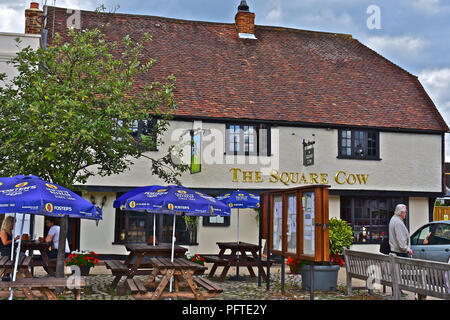 Die Kuh ist ein traditioneller englischer Pub auf dem Platz im Wickham, Hampshire, England gelegen Stockfoto