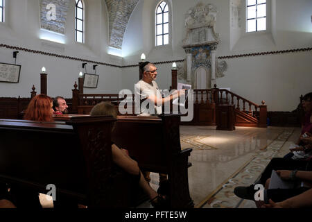 Der jüdische Historiker Prof. Yohanan Petrovsky-Shtern hält einen Vortrag vor den Teilnehmern der ROOTKA-Reiseagentur, die sich auf Touren durch das jüdische Erbe in Osteuropa spezialisiert hat, in der renovierten Synagoge aus dem 17.. Jahrhundert in der Stadt Sataniv, die einst die Heimat einer großen jüdischen Gemeinde war und brutal vernichtet wurde, Von den Deutschen während des Zweiten Weltkriegs im Rajon Horodok, Oblast Chmelnyzkyj, Ukraine. Stockfoto