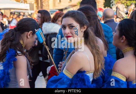 Sciacca, Agrigento, Italien, Januar, 2018. Die Teilnehmer in der bunten Karneval, der jedes Jahr in Sciacca, Sizilien stattfindet Stockfoto