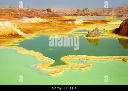 Die bunte Landschaft, grüne Säure Teiche im Krater des Dallol Vulkans Der heisseste Ort das ganze Jahr über auf dem Planeten in der Ferne Region, Äthiopien Stockfoto