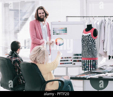 Fashion Designer diskutieren Farbpalette im Studio Stockfoto