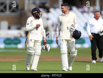 Die Engländer Adil Rashid (links) und James Anderson (rechts) gehen am Ende des Spiels am fünften Tag des Specsavers Third Test Matches in Trent Bridge, Nottingham, vom Spielfeld. DRÜCKEN SIE VERBANDSFOTO. Bilddatum: Mittwoch, 22. August 2018. Siehe PA Geschichte CRICKET England. Bildnachweis sollte lauten: Mike Egerton/PA Wire. Stockfoto