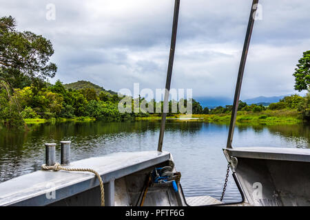 Landschaftlich schöner Blick auf den Daintree Fluss und die Berge Stockfoto