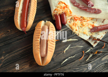 Vorbereitung von Hot Dogs mit Wurst und Würstchen Stockfoto