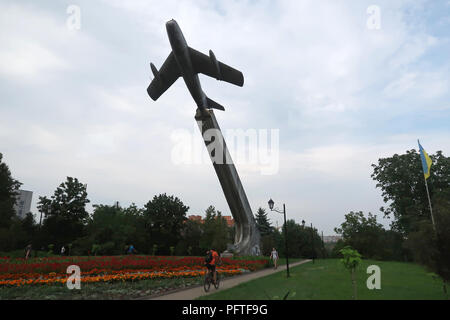 Ein Denkmal der sowjetischen Ära Mig-15 zu Ehren der Piloten von Ternopil, die im Zweiten Weltkrieg in der Stadt Ternopil starben, die bis 1944 in der Westukraine hauptsächlich als Tarnopol bekannt war Stockfoto