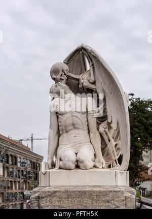 Der Kuss des Todes Statue in Poblenou Friedhof in Barcelona. Dieser Marmor Skulptur zeigt Tod, als geflügelte Skelett, Küssen ein hübscher junger Mann. T Stockfoto