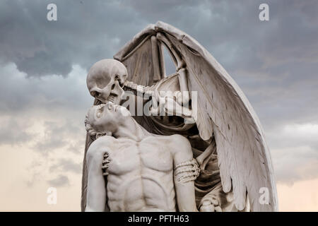 Der Kuss des Todes Statue in Poblenou Friedhof in Barcelona. Dieser Marmor Skulptur zeigt Tod, als geflügelte Skelett, Küssen ein hübscher junger Mann. Stockfoto