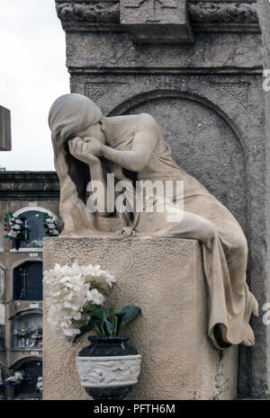 Skulptur der Trauer weinen Frau auf einem Grab in Poblenou Friedhof. Friedhof von Poblenou ist heute unglaubliche Skulpturen Stockfoto