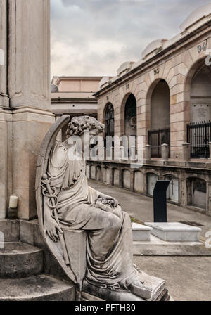 Männliche Engel Skulptur an der Krypta in Poblenou Friedhof sitzen. Friedlich, aber makaber, Friedhof von Poblenou ist heute unglaubliche Skulpturen. Stockfoto